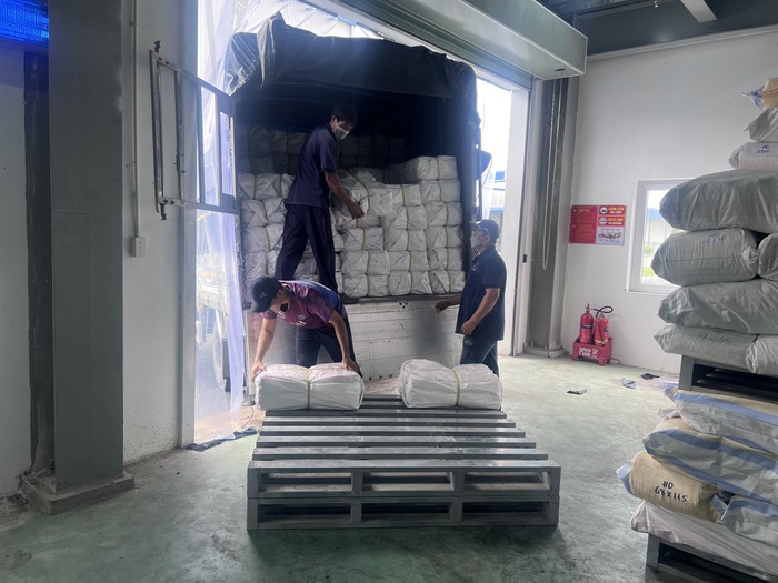 Có dịch vụ bốc xếp và giao hàng tận nơi với giá ưu đãi